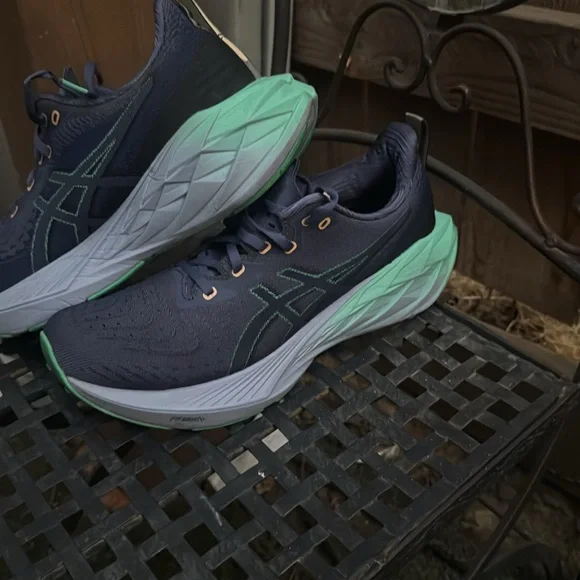 Asics Novablast 4 Womens Sz US Thunder Blue Athletic Running Shoes Sneakers - Picture 2 of 12